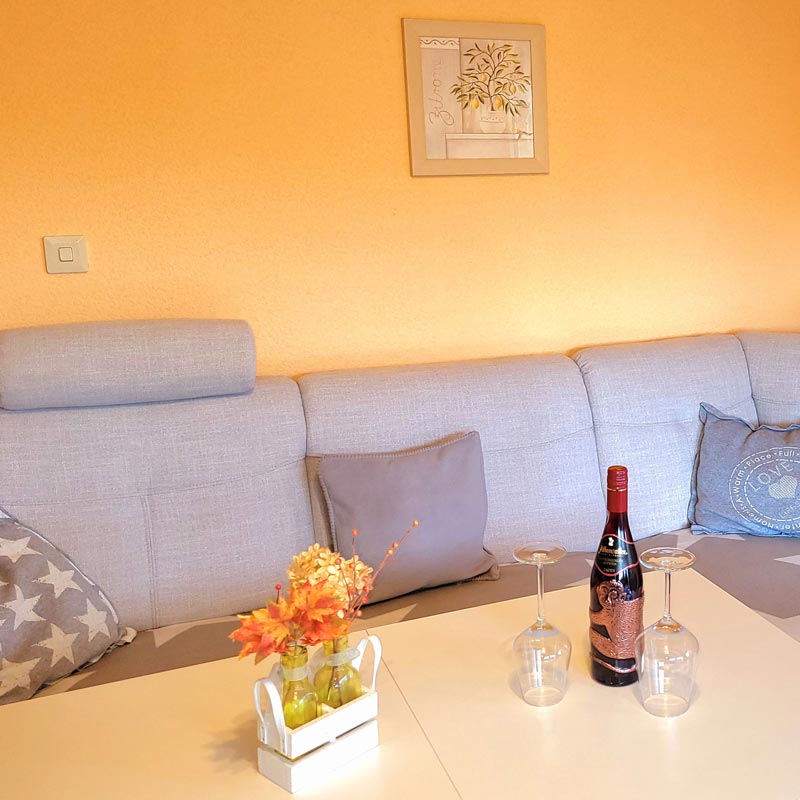 Ferienwohnung Richter in Königstein - Wohnzimmer mit Couch und Tisch